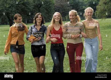 Wiese Jugendliche Freunde Arm Zu Arm Gehen Gruppenbild Außerhalb Park Mädchen Teenager
