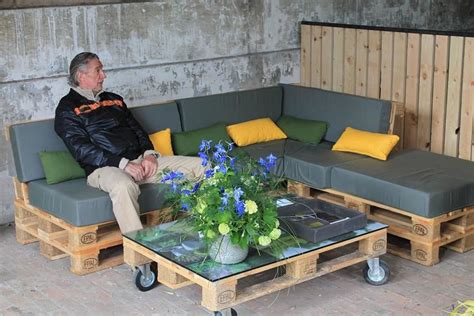 Un salon de jardin en palette qui peut se faire avec des palettes de récup ou achetées pour l'occasion qu'impor. Construire un salon de jardin en bois de palette - passeur ...