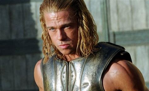 Más tarde, de nuevo brad pitt mejoró en su fuerza física y musculatura para la película épica troya, donde desempeñó el papel del mejor guerrero de la antigua grecia: Brad Pitt dice que película "Troya" lo hizo repensar su carrera - LaBotana.com