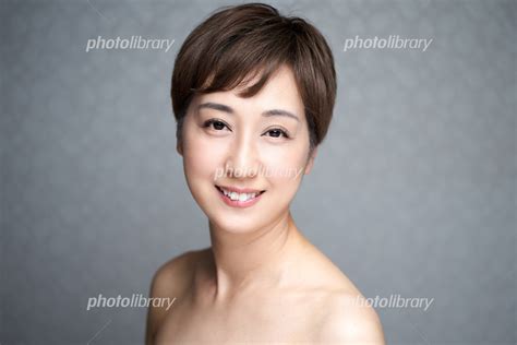 カメラ目線でほほ笑む中年の日本人女性 写真素材 [ 6665341 ] フォトライブラリー Photolibrary
