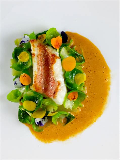 Filet de daurade Sébaste pomme de terre et choux de Bruxelles jus de