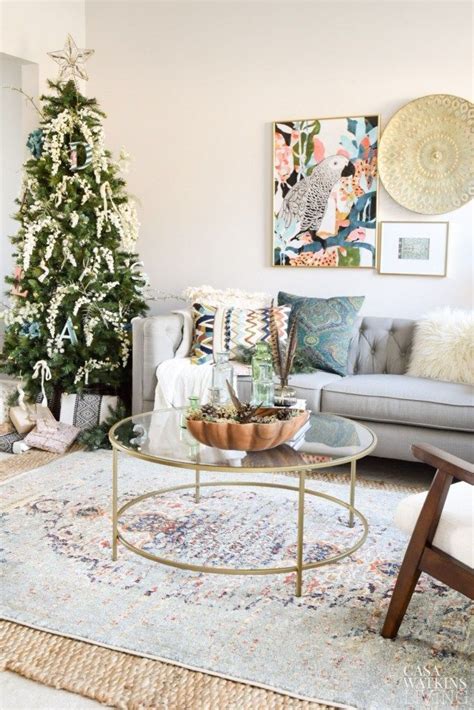 From christmas trees and fireplace mantels to throw pillows and table decorations, these christmas living room decor ideas will inspire you to deck the halls in style. Simple Bohemian Christmas Tree - Casa Watkins Living ...