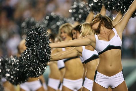 Look Eagles Cheerleaders Super Bowl Photo Going Viral The Spun
