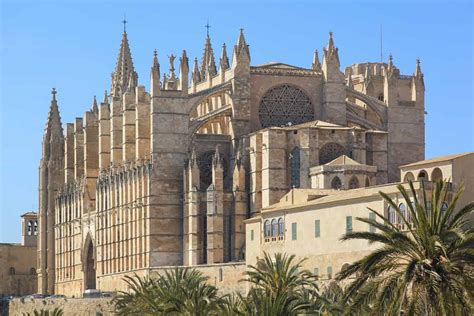 Vivienda situada en la tercera planta de un edificio reside. The 10 best tourist spots in Mallorca - Tripkay