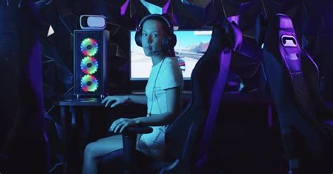 Девушка геймер сидит за компьютером в игровом клубе Стоковое видео