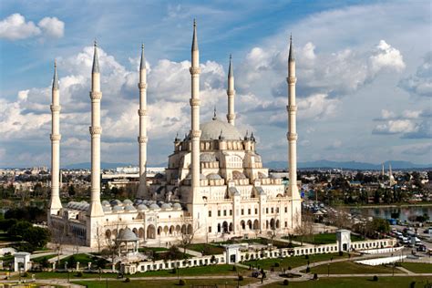 Costa için bu yıl süper lig'e yükselen adana demirspor'dan da teklif aldıklarını belirten santos, ara transferde trabzonspor ve geçen yıl da fenerbahçe'nin yıldız forvet için teklifte bulunduğunu dile getirdi. Adana Sabanci Central Mosque Stock Photo - Download Image Now - iStock