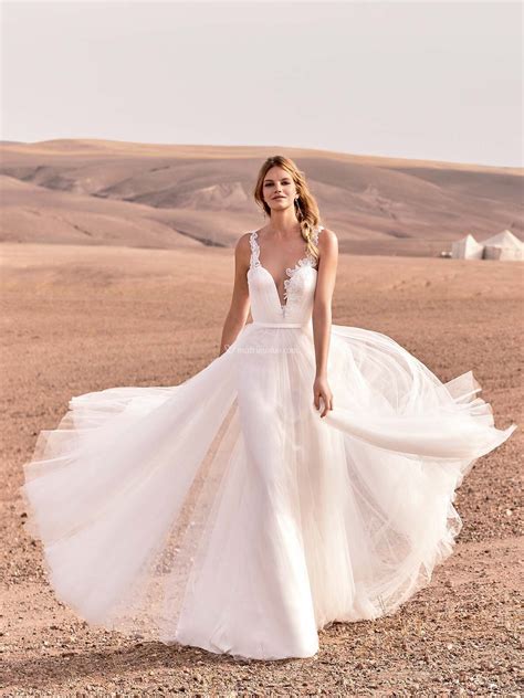 Una silhouette stampata ed aderente, quale quella a sirena, non fa per voi. Abiti da Sposa di Atelier Emé - VERENA - Matrimonio.com