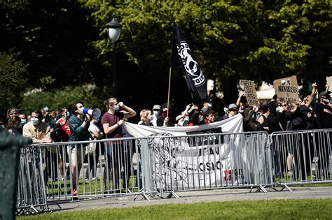 Tre demonstranter ble innbrakt, og fem personer ble bortvist av politiet. Demonstrasjoner og opptøyer, Krig/Konflikter | To pågrepet ...