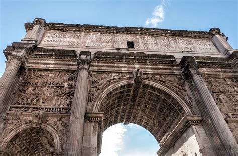 Budowla o szerokości 25,7 m, wysokości 21,0 m i murach grubości 7,4 m wzniesiona została w pobliżu koloseum. Łuk triumfalny Septymiusza Sewera - symbol rzymskiej ekspansji i dynastycznych ambicji - Rzym ...