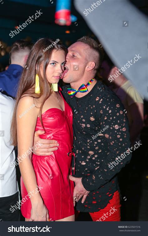 Girl Kissing Guy Nightclub Man Kisses Stockfoto Shutterstock