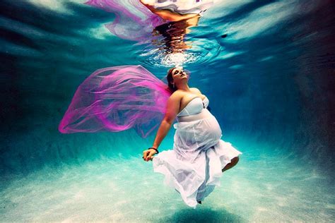 Photographer Captures The Beauty Of Pregnancy In Amazing Underwater