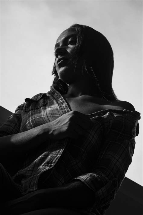 Fotos gratis mano en blanco y negro mujer fotografía retrato modelo sentado artístico