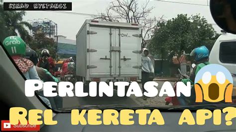 Cara paling mudah untuk memandu kereta manual. Belajar mobil manual, melewati perlintasan Rel Kereta ...