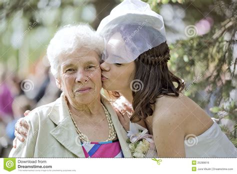 La Abuela Y La Nieta Foto De Archivo Imagen De Beso 25289616