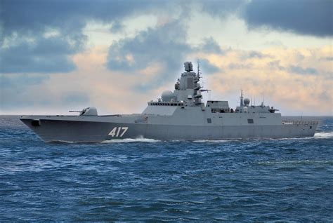 Кроме основных морских судов, проходящих по неве, в параде принимают участие морская авиация и пешие моряки, которые заканчивают свое шествие на дворцовой площади. Дандыкин рассказал о качественном прорыве ВМФ РФ в 2021 ...