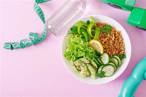 Was ist ein gesundes mittagessen? Konzept gesunde ernährung und sport lebensstil ...