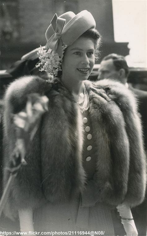 6 февраля 1952 года елизавета ii взошла на престол после внезапной смерти ее отца, короля георга vi. Королевская шутка в 2020 г. | Королевские семьи, Королева ...
