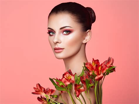壁纸 Oleg Gekman 妇女 黑发 发髻 化妆 眼影 口红 绿眼睛 看着观众 花卉 肖像 魅力 粉色背景