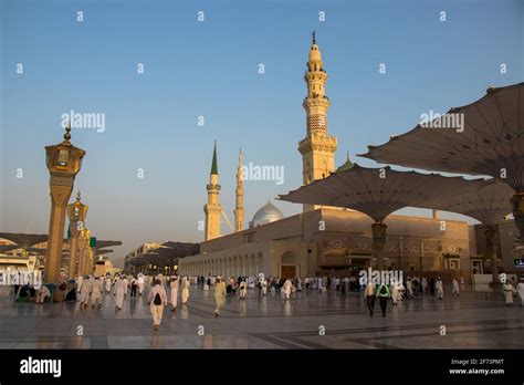 Medina Masjid Al Nabawi Muslim Pilgrims Visiting The Beautiful Nabawi