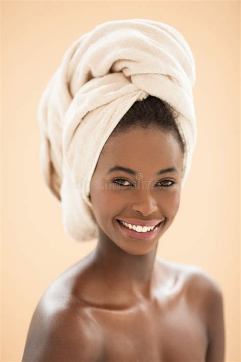 Femme Africaine Avec Une Serviette Principale Image Stock Image Du épaules Bain 34864725