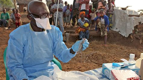 Después de la transmisión inicial, los virus pueden transmitirse de persona a persona a través del contacto con fluidos corporales o elementos no limpios, como agujas infectadas. Brote de Fiebre de Lassa en Nigeria - Salud y Solidaridad