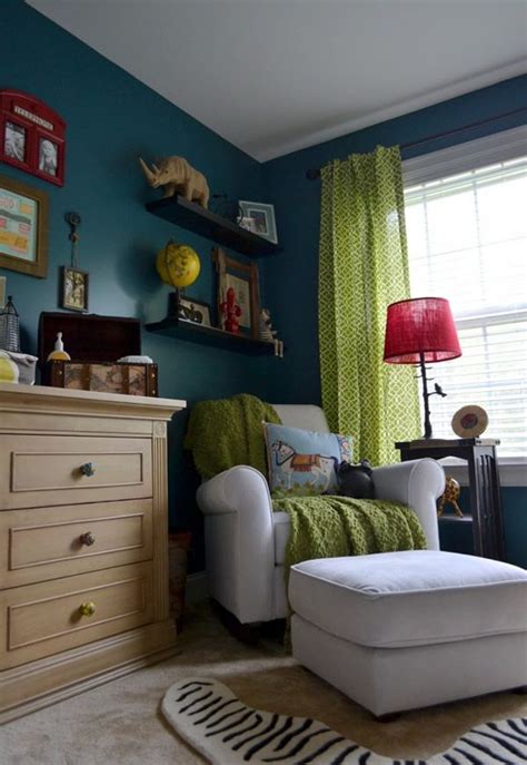 Lovely chandelier is playing an important part in the room. Quedamos en... la habitación de los peques - Casa Haus ...