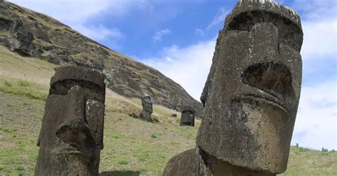 Caras De Piedra Por Jorge Sosa