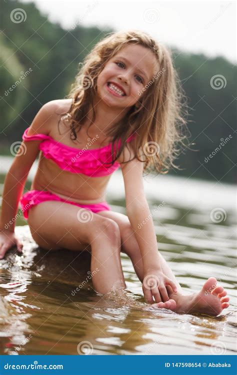 Nette Gl Ckliche Kleine M Dchen In Sumer See Stockfoto Bild Von Frau Leben