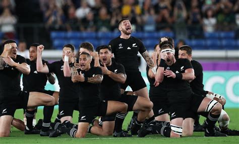 ラグビー ニュージーランド代表オールブラックスによる勇壮なハカ ラグビー サモア代表 ウォークライ シバタウ マヌ・サモア！いざ戦場へ！奮闘せよ！サモアの獣たちよ！ ラグビー 有名な歌・踊り 応援歌・アンセム 【ハカ以外にも!？】ラグビーW杯開催!各国代表の踊り ...