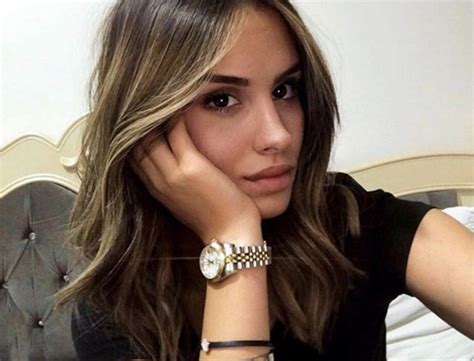 Boyu 1.64 cm, kilosu ise 50'dir. Oyuncu Ayşegül Çınar, saplantılı takipçisi tarafından ...