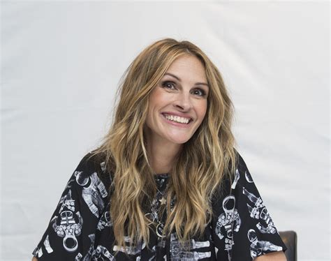 Homecoming First Look Julia Roberts In Amazon Podcast Based Thriller