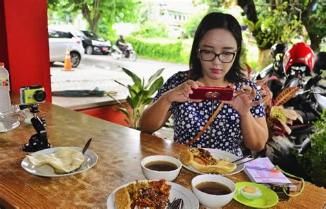 07:18 rawon pak pangat di jalan ketintang surabaya sangat ramai pengunjung yang ingin datang dari jauh rasanya yang enak lezat sangat. Cara Meningkatkan Pengunjung Restoran melalui Food Blogger