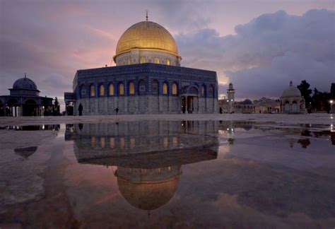 المسجد الأقصى هو وأحد من ثلاث مساجد تُشد لها الرحال كما ورد عنه صلي الله عليه وسلم فى حديثه ((لا تشد الرحال الا لثلاث مساجد : "المسجد الأقصى في القدس": جانب لم تره من قبل | نون بوست