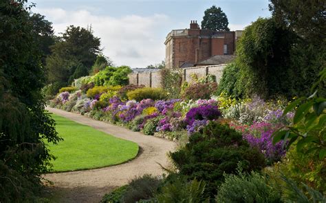 English Herbaceous Borders Waterperry Gardens Oxfordshire Uk 1