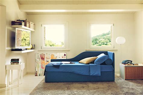 Disponibile in sommier, con braccioli, schienale, contenitore, cassetti o seconda rete. Space di Noctis: Letto imbottito per cameretta in Outlet