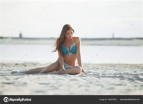 Sexig tjej på stranden Stockfotografi 3kstudio 156257922