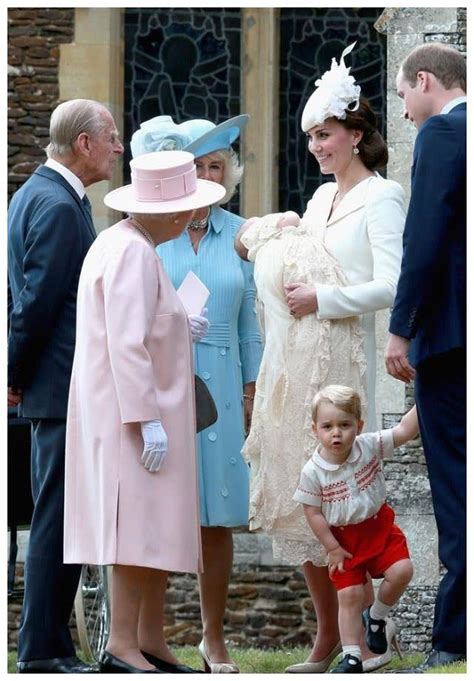 看过阿奇洗礼照后 也看看乔治、夏洛特等王室宝宝洗礼萌照吧哈里小王子伊丽莎白