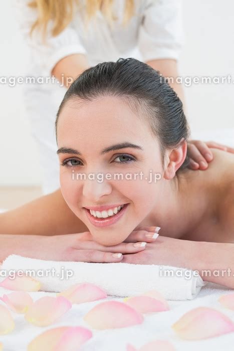 Close Up Of A Beautiful Woman Enjoying Back Massage At Beauty Spaの写真素材 31730128 イメージマート