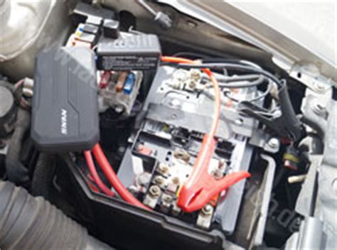 Vor dem winter sollten sie die ladekontrollanzeige überprüfen und gegebenenfalls ein batterieladegerät einsetzen. BATTERIE AUFLADEN AUTO - 5 TIPPS BEI LEERE BATTERIEN