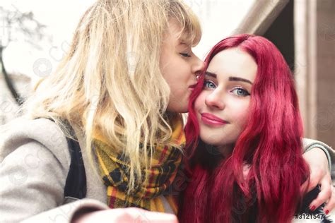 Lgbt Rubia Lesbiana Chica Besando Frente De Su Novia Amorosa Foto De