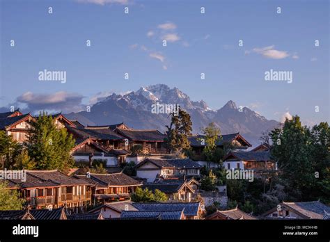 Blue Sky Traditional Retro Old Naxi House Yulong Snow Mountain In