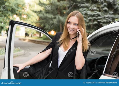 The Girl Near The White Car Στοκ Εικόνα εικόνα από Lifestyle