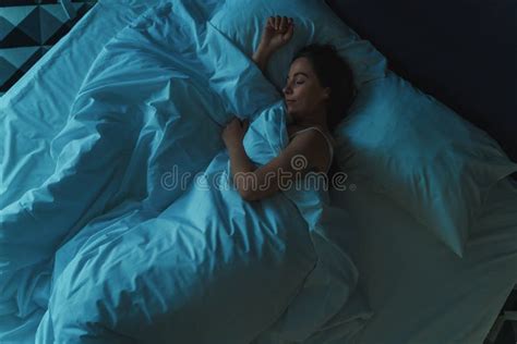 Muchacha Hermosa O Mujer Durmiendo Sola En Cama Grande En La Noche Vista Superior Foto De