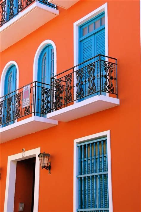 Le bleu majorelle est un bleu particulier, parfois délicat à dénicher dans le commerce, car il est souvent vendu sous d'autres appellations (bleu indigo par exemple). Orange bleue - Old San Juan, Puerto Rico. | Couleur façade ...