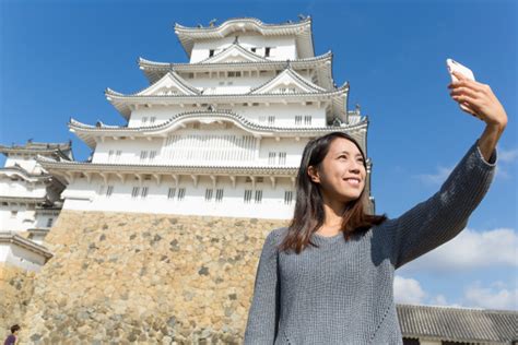 Woman Taking Selfie By Mobile Phone In Himeji Castle Lizenzfreies Bild Bildagentur
