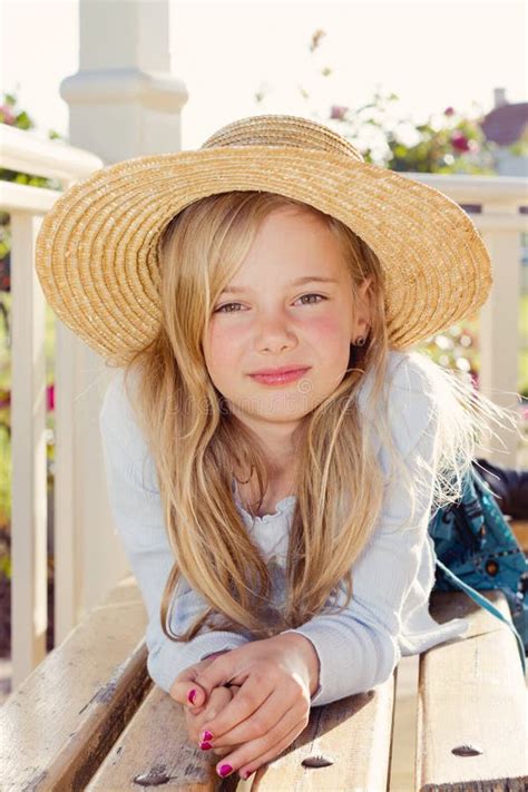 girl with a straw hat br