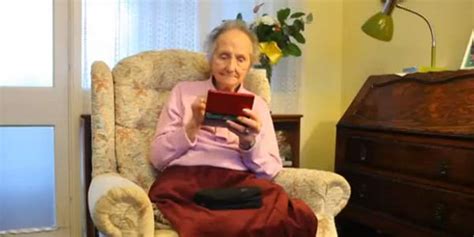 Informasi Unik Menarik Nenek 100 Tahun Hobi Bermain