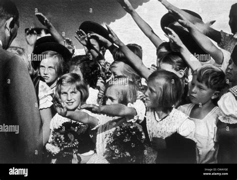 Nazi Deutschland Kinder Gruß Adolf Hitler 1935 Stockfotografie Alamy