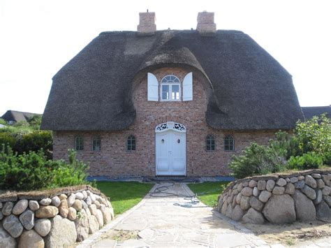 Das haus würden wir nach unseren wünschen umbauen und neu dämmen. Reetdachhaus kaufen - Ostsee Immobilien