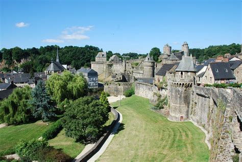 Website planet of hotels offers to book accommodations in fougères. Photo: Château de Fougères - France | Fougeres france, Chateau de fougeres, Chateau france